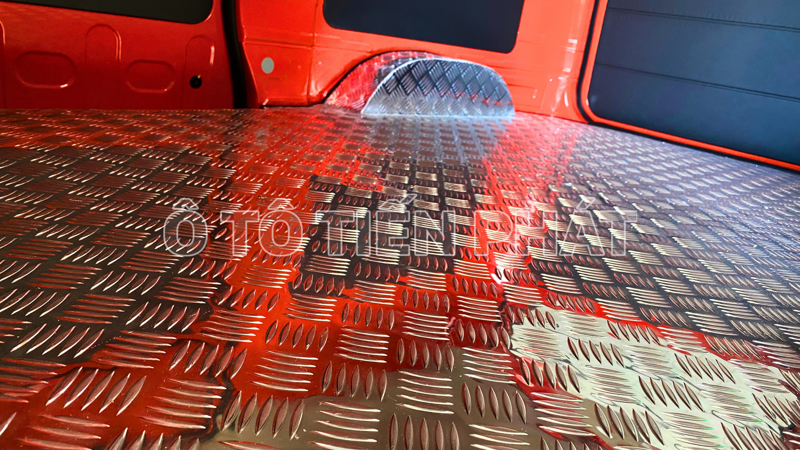 Sàn nhôm lá me inox dập gân của xe tải van TERACO